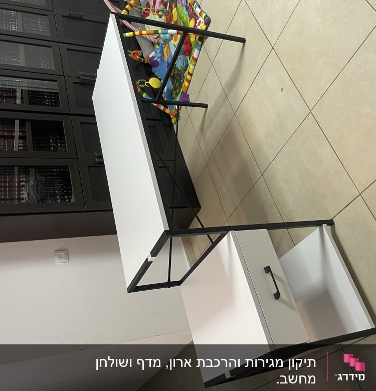 שולחן עבודה לבן עם מגירה פתוחה על רצפה מרוצפת